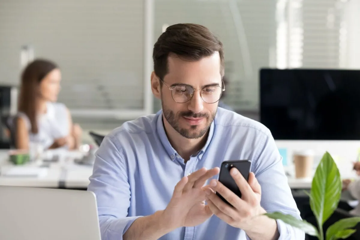 Téléphone au travail : mon employeur peut-il m'interdire de l'utiliser ?