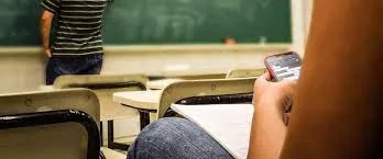 Un lycéen majeur peut-il justifier lui même de ses absences aux professeurs ?