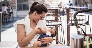 Une maman peut-elle allaiter dans un lieu public ou en entreprise ?