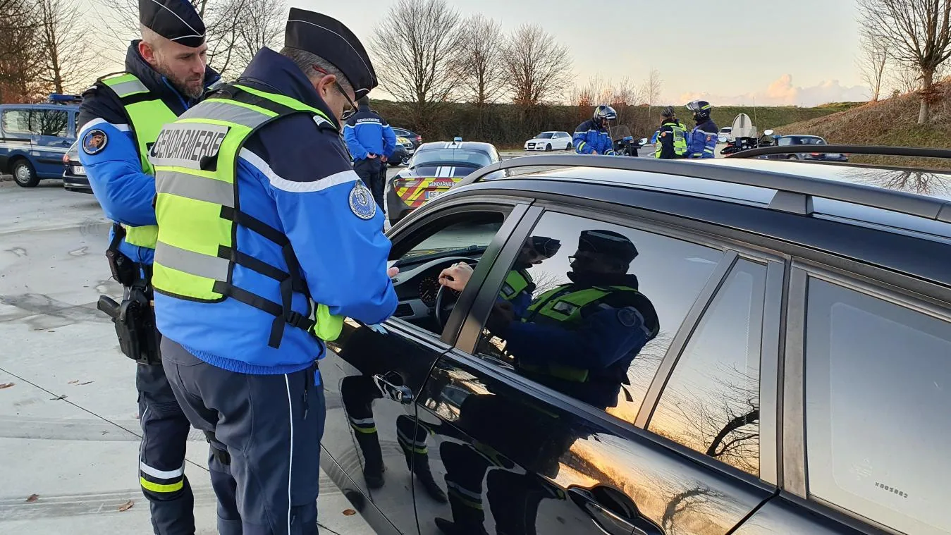 Quels documents dois-je présenter en cas de contrôle routier par les policiers?