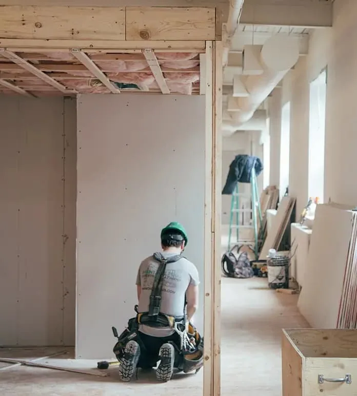 Mon cuisiniste peut-il m'interdire de résilier mon contrat s'il est en retard dans l'exécution de mes travaux ?