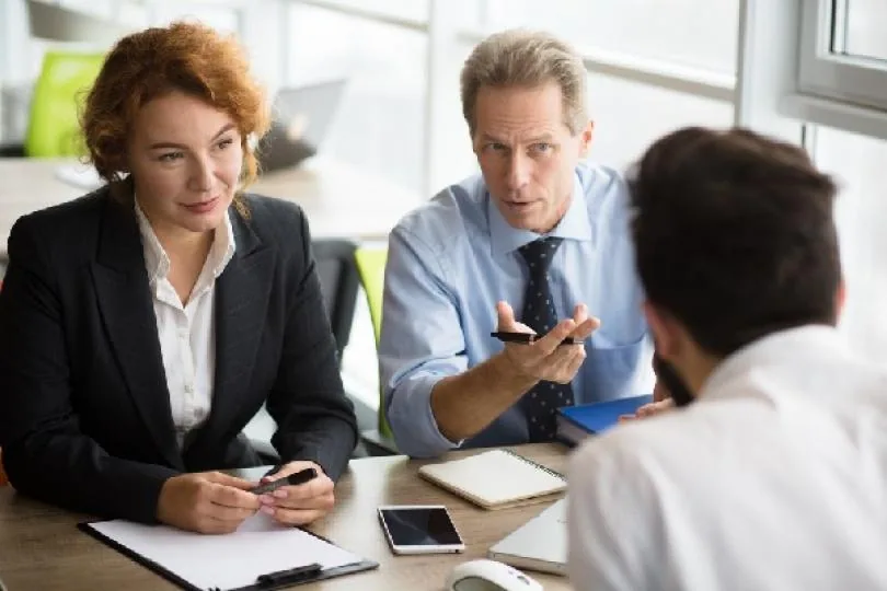 Lors de l'entretien préalable au licenciement de qui l'employeur peut-il être assisté ?